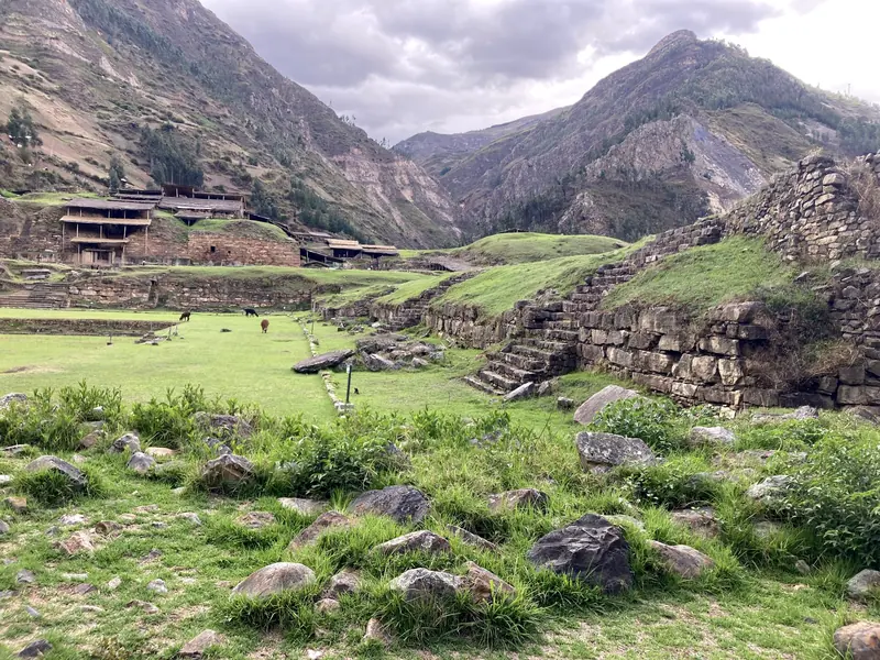 Templo de Chavín de Huántar entre montañas verdes