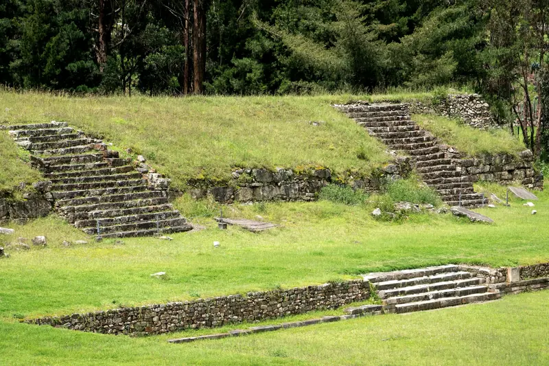 Escalinatas de piedra del complejo arqueológico de Chavín de Huántar