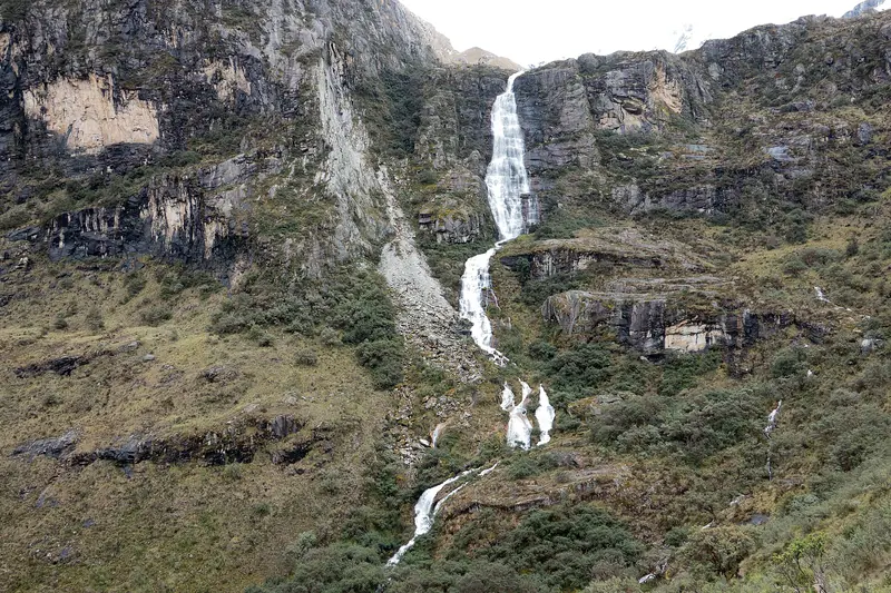 Cascada que baja por la pared de roca en el camino a la Laguna 69