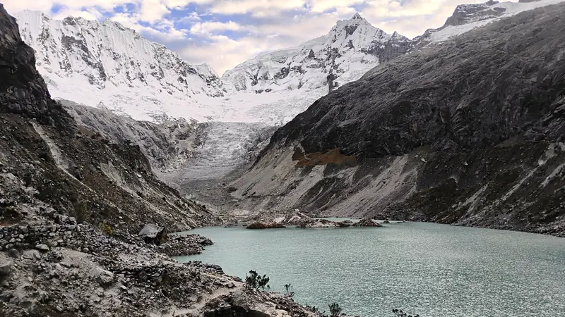 Laguna Llaca de aguas verdes al pie de los glaciares del Ranrapalca y el Ocshapalca