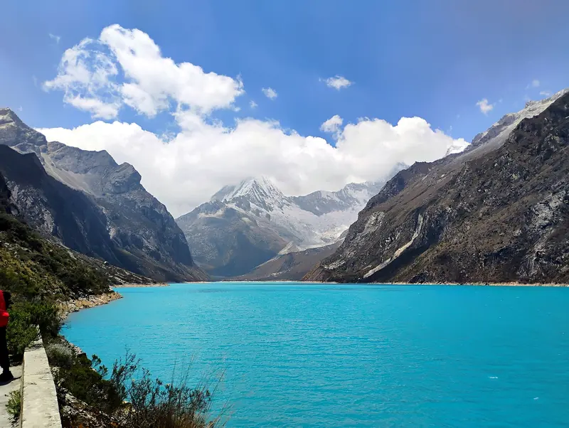 Aguas turquesa de la laguna Parón entre paredes de granito y nevados