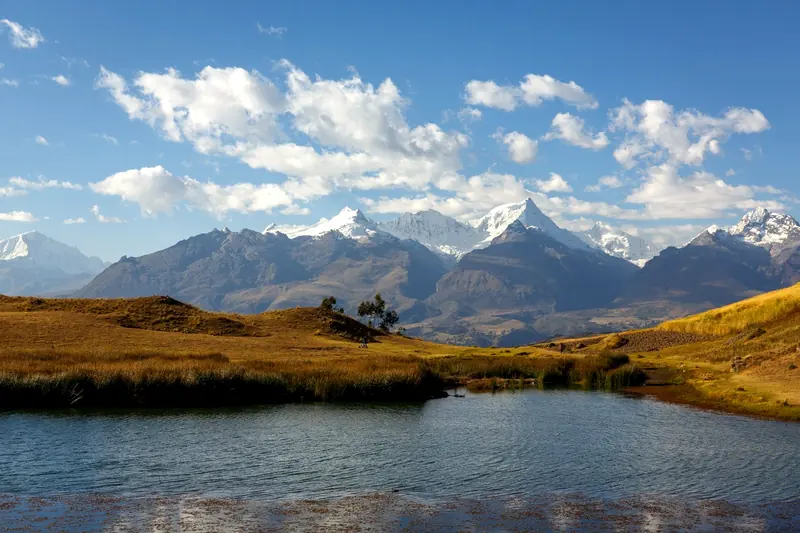 Laguna Wilcacocha en la Cordillera Negra con nevados de la Cordillera Blanca al fondo