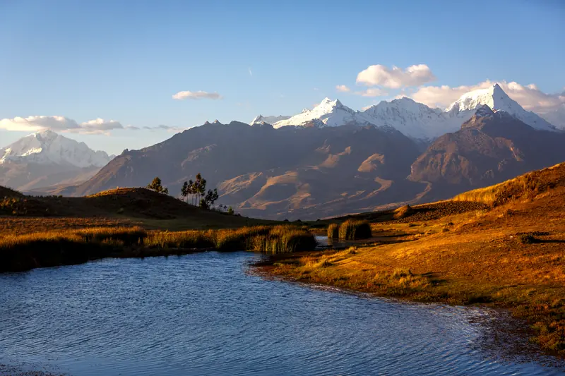 Laguna Wilcacocha con luz de la tarde y la Cordillera Blanca enfrente