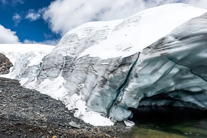 Pared de hielo del glaciar Pastoruri bajo cielo azul