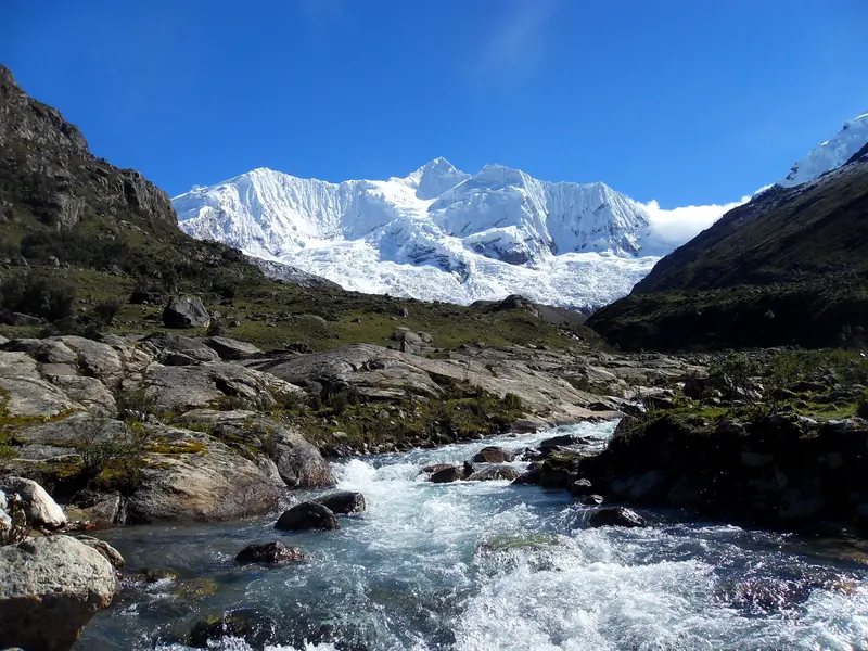 Quebrada Cojup y su río con el nevado Palcaraju al fondo