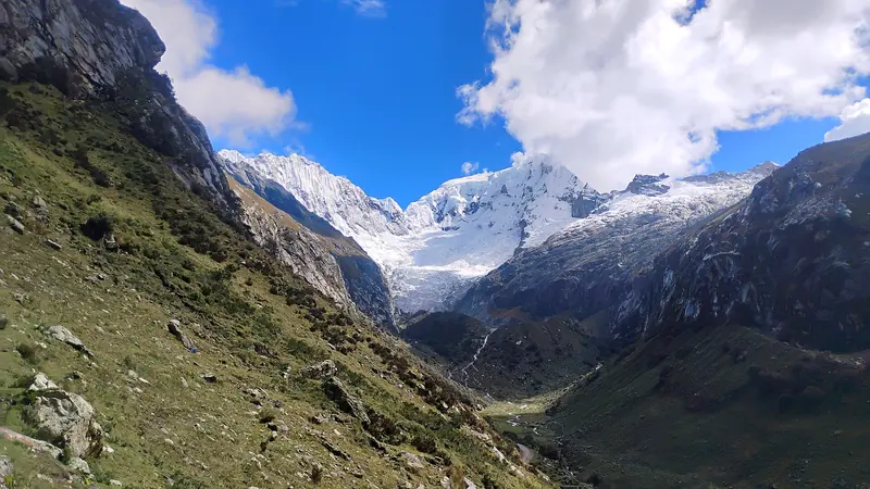 Laderas de la quebrada Llaca bajo los glaciares del Ocshapalca y el Ranrapalca